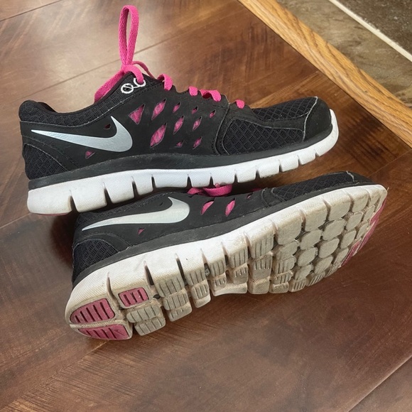 Nike flex run sneaker size 7 - Picture 2 of 5